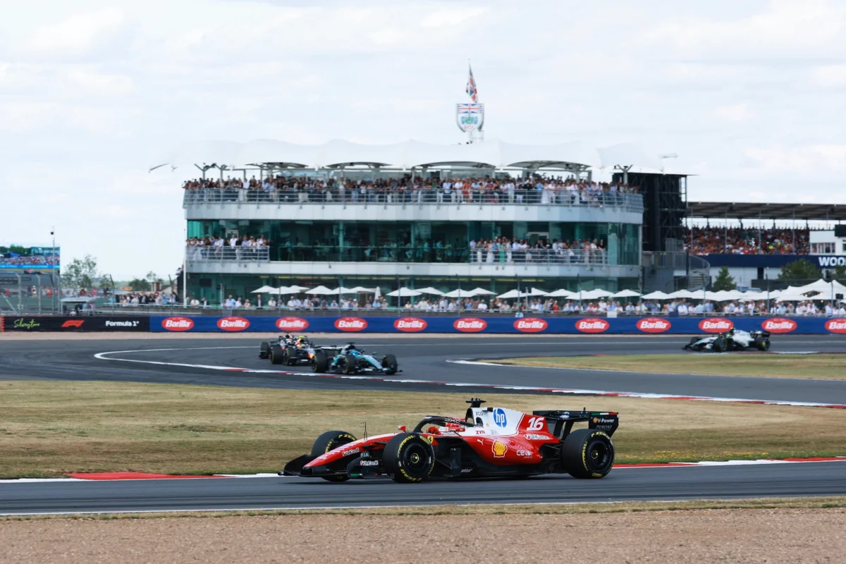 Silverstone 2026 : Lerclerc l’emporte, Antonelli perd tout à la fin, Verstappen se sort