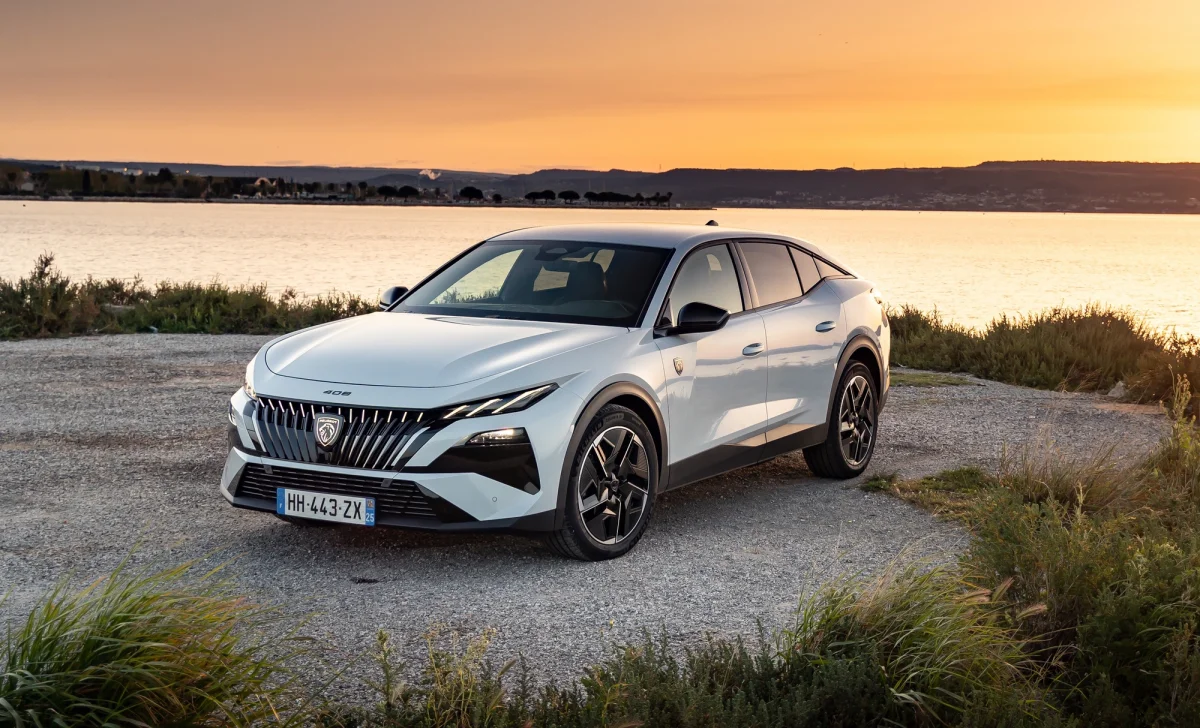 Peugeot e-408 : ce que vaut vraiment la berline électrique, essai