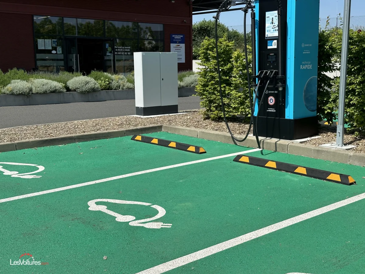 Bornes de recharge : Emmanuel Macron annonce 240 000 installations pour transformer la mobilité électrique