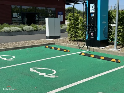 Bornes de recharge : Emmanuel Macron annonce 240 000 installations pour transformer la mobilité électrique