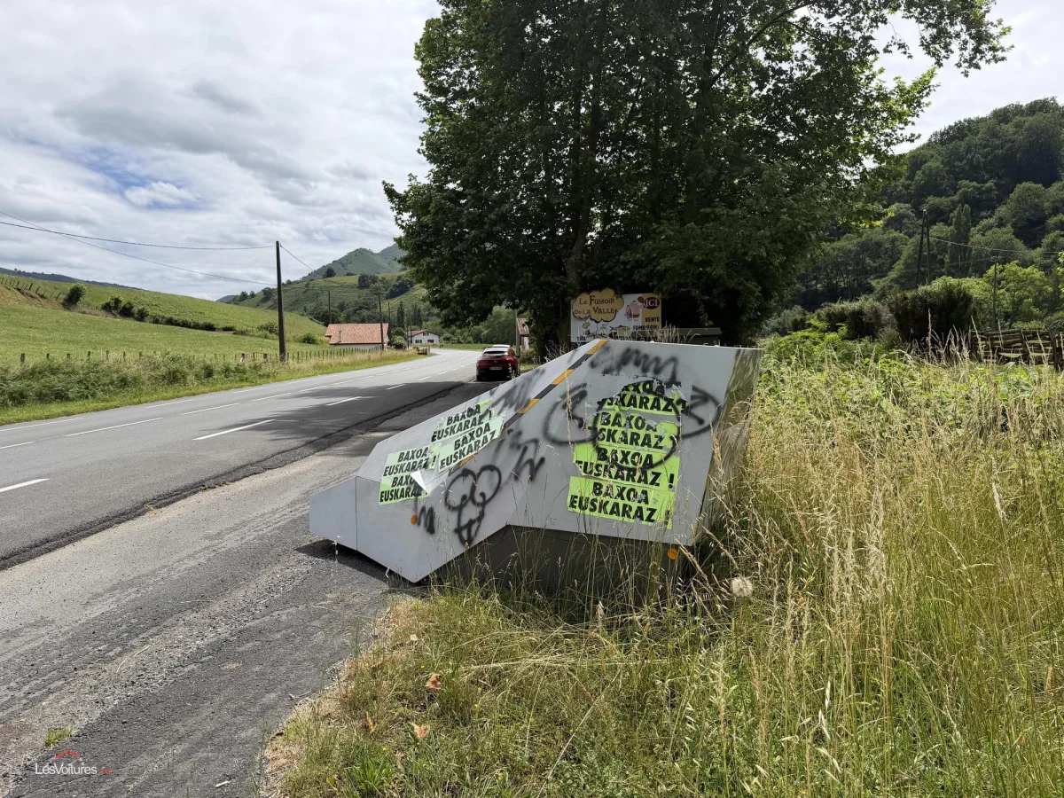 Vidéo : un radar vandalisé et poussé vers les rails, symbole d’un État qui encaisse