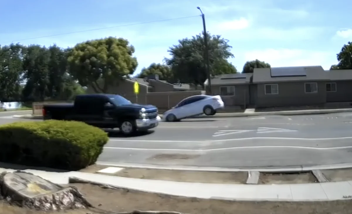Vidéos : à Fresno, des ralentisseurs catapultent les voitures comme des jouets