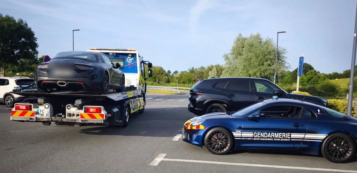 Sarthe : à 221 km/h, l’Alpine A110 du chauffard stoppée par l’Alpine A110 des gendarmes