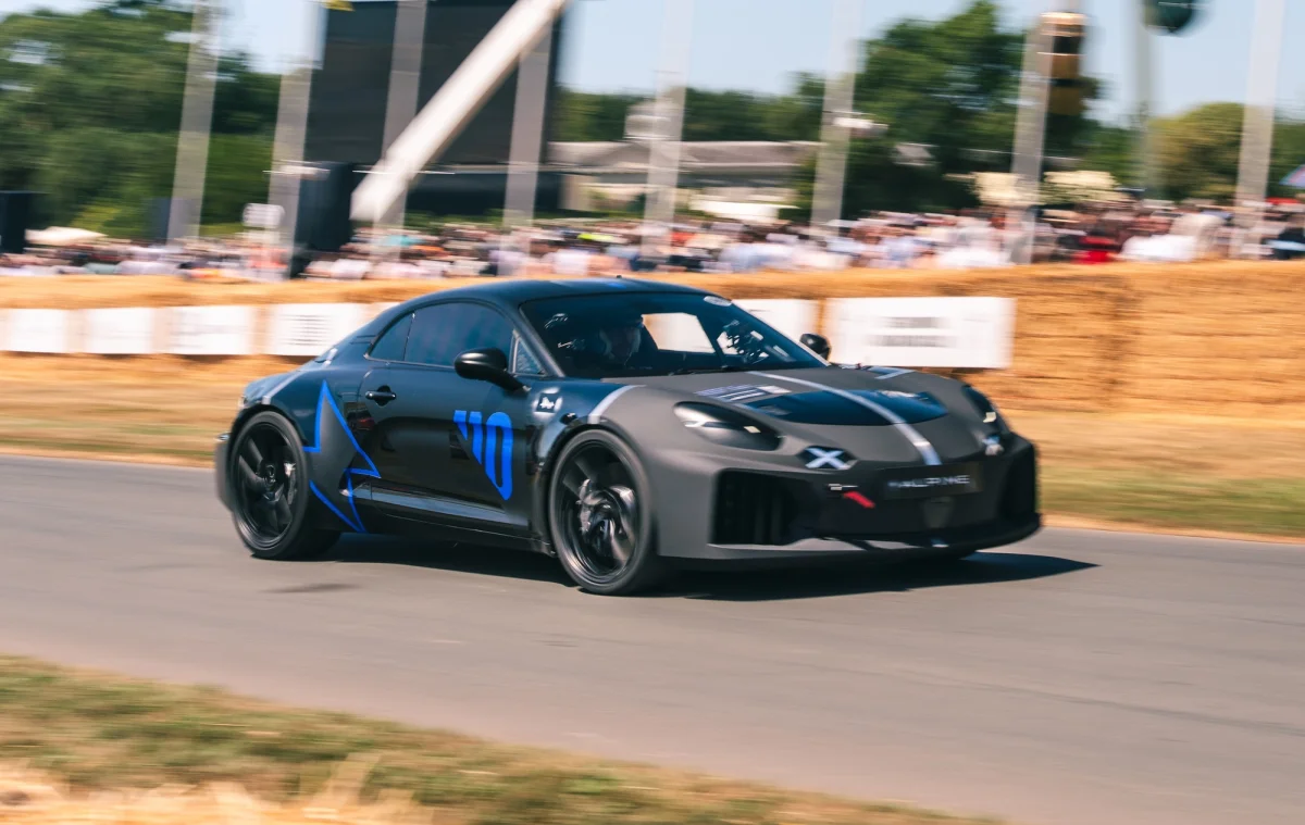 Vidéo : historique, le mulet de l’Alpine A110 100 % électrique à fond à Goodwood