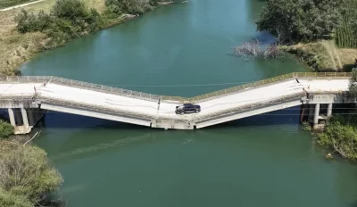 Vidéo : en Grèce, tout le monde roule sur un pont effondré depuis trois ans