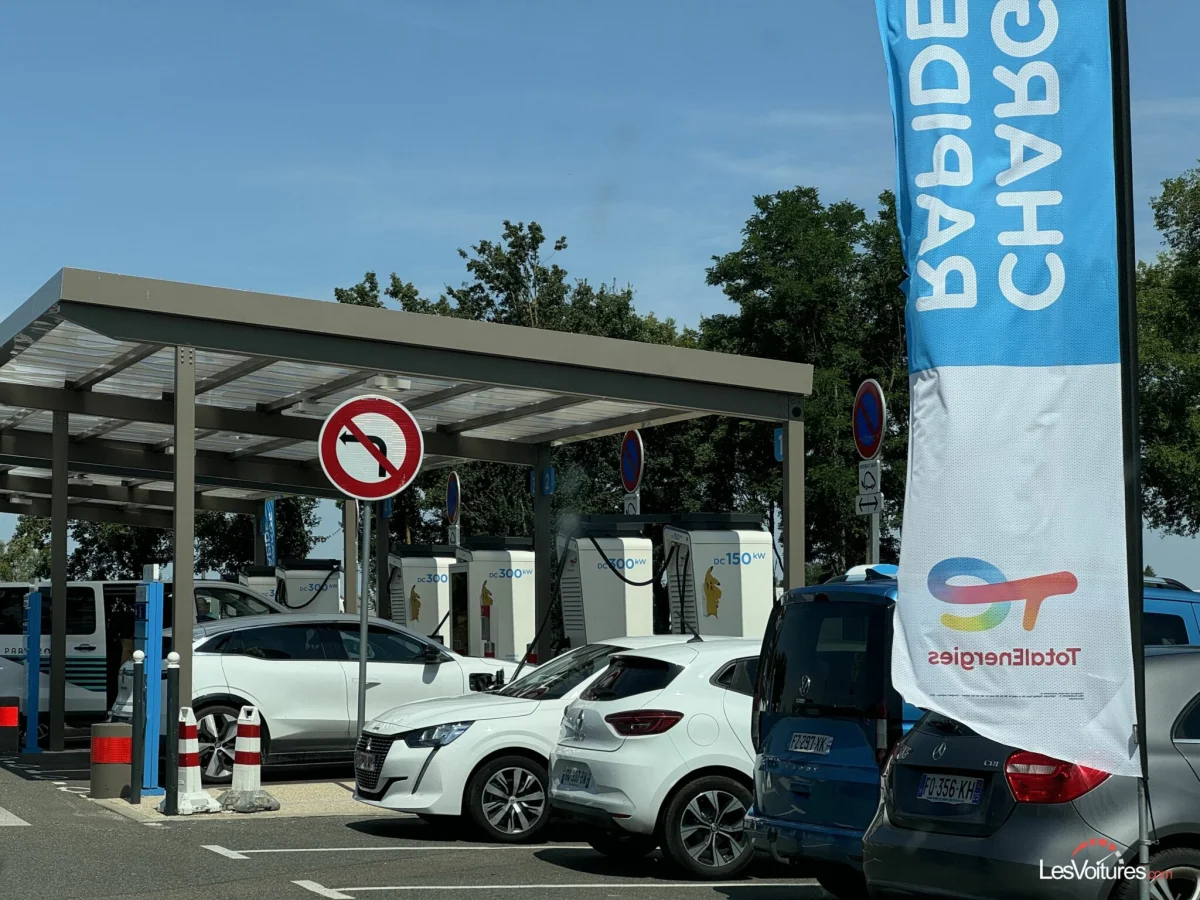 Voitures électriques : embouteillages monstres aux stations de recharge des autoroutes cet été (vidéo)