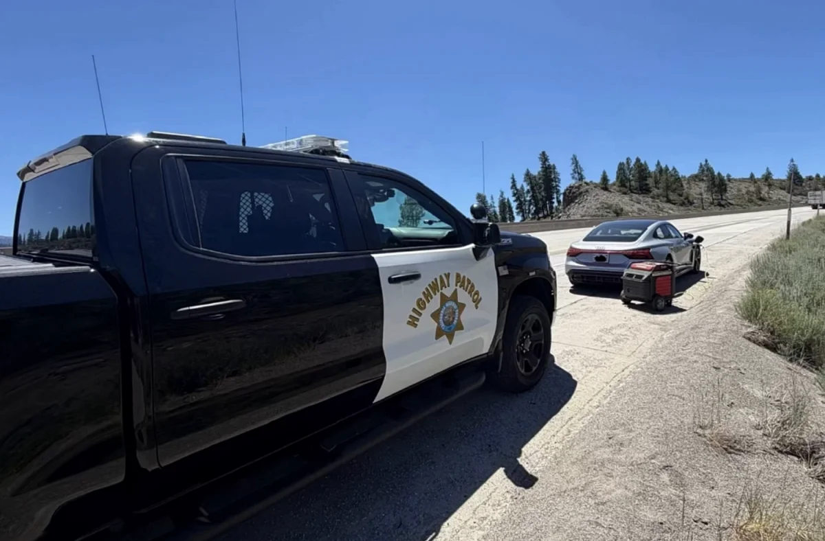 USA : une Audi e‑tron GT en panne de batterie, la police la recharge avec un groupe électrogène