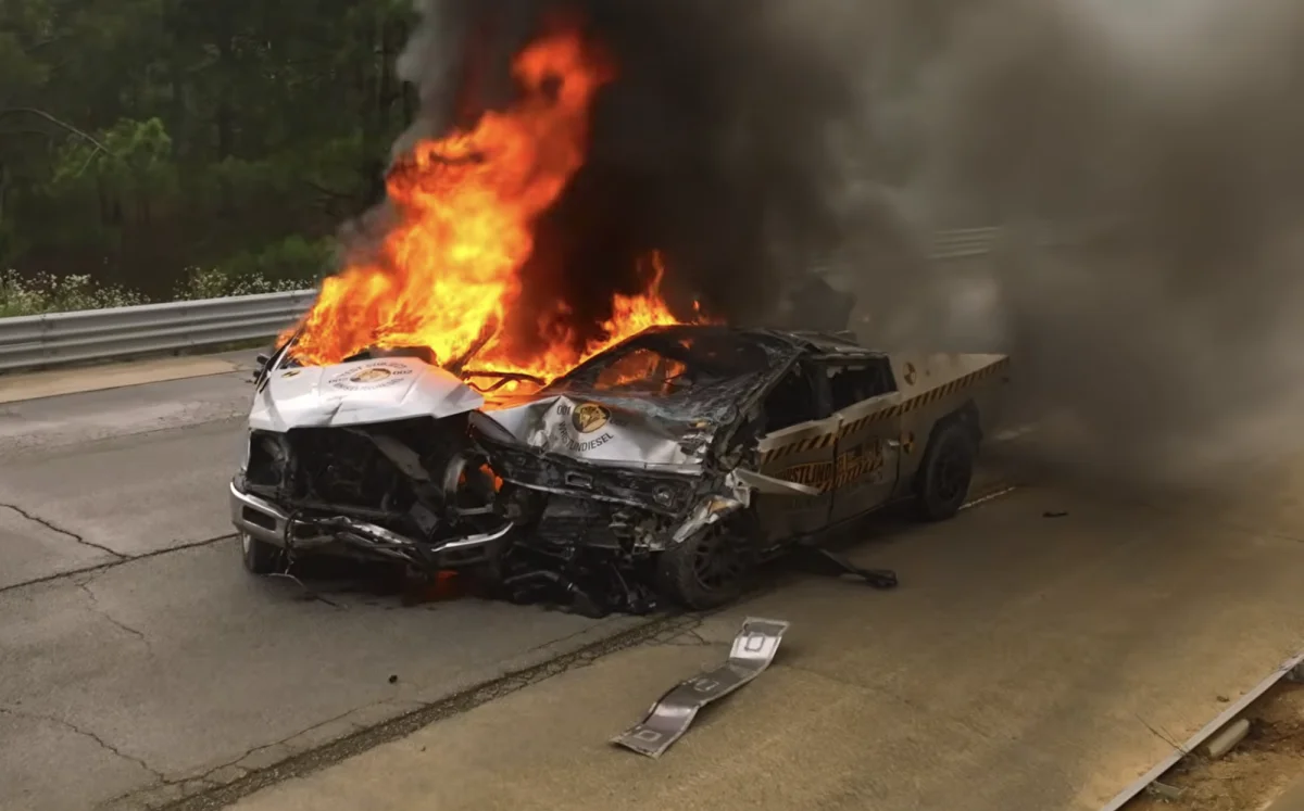 Vidéo : un Tesla Cybertruck lancé à 179 km/h pulvérise un Ford F‑150 dans un crash insensé