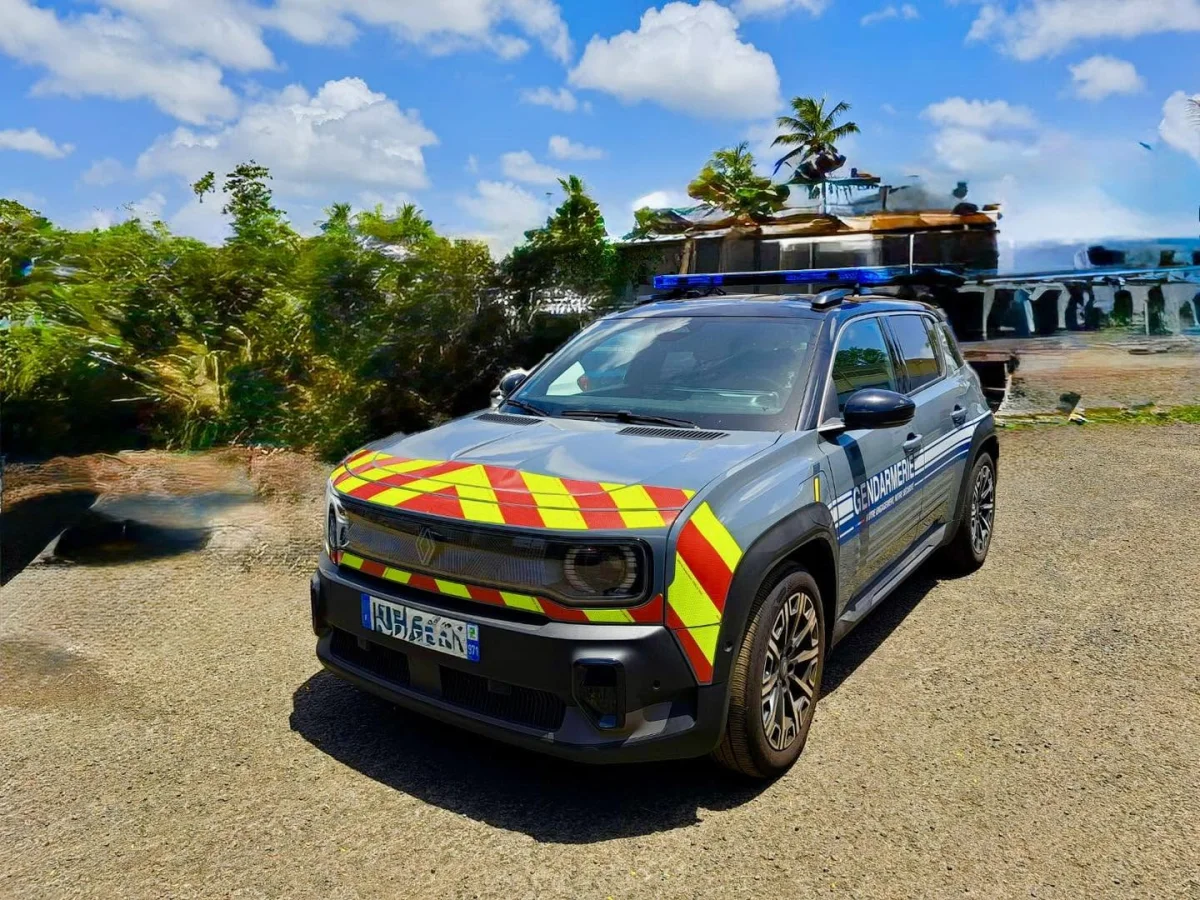 Renault 4 E-Tech électrique : nouvelle voiture de la Gendarmerie nationale en Guadeloupe