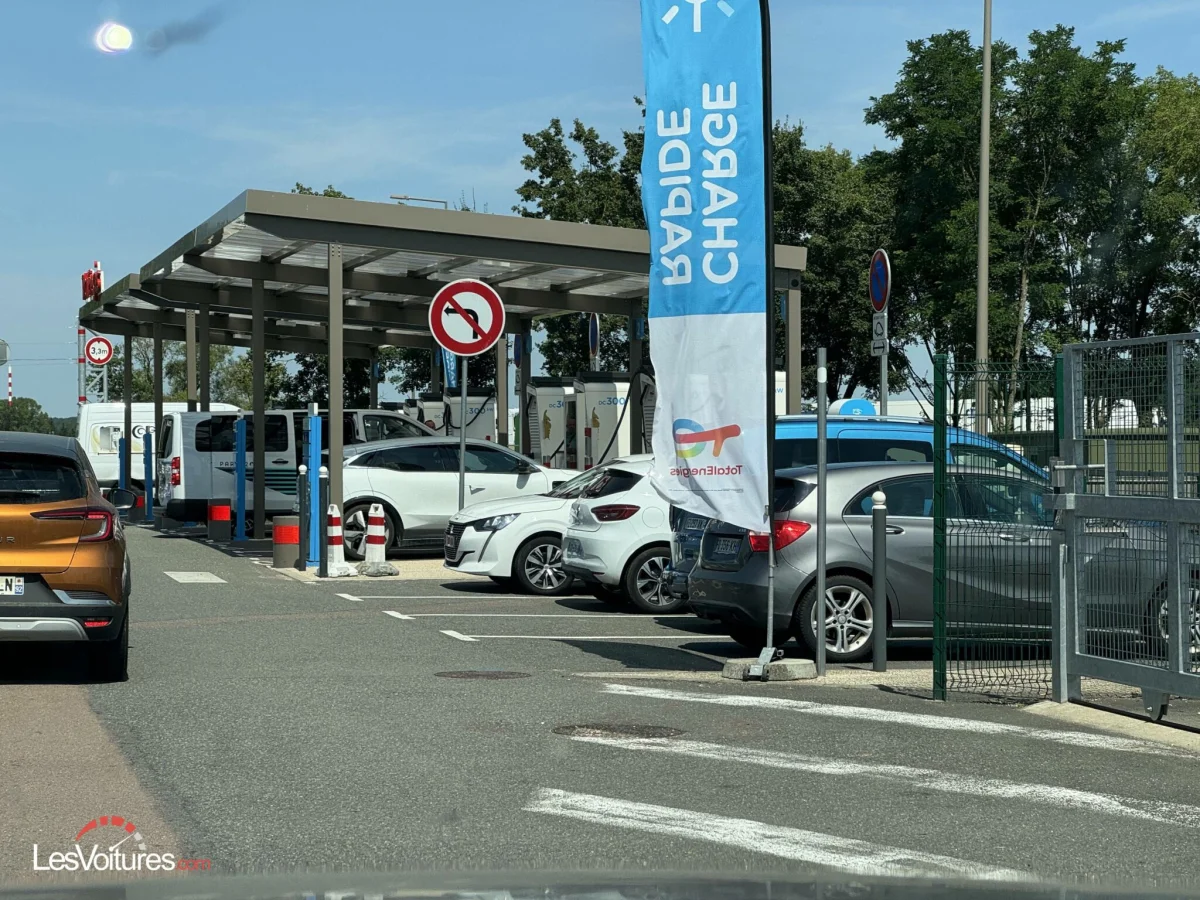 Voitures électriques : sur l’A89, la recharge tourne au bouchon XXL