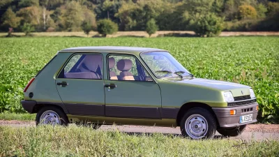Une collection de 50 Renault 5 retrouvées dans un hangar mises aux enchères le 18 mai