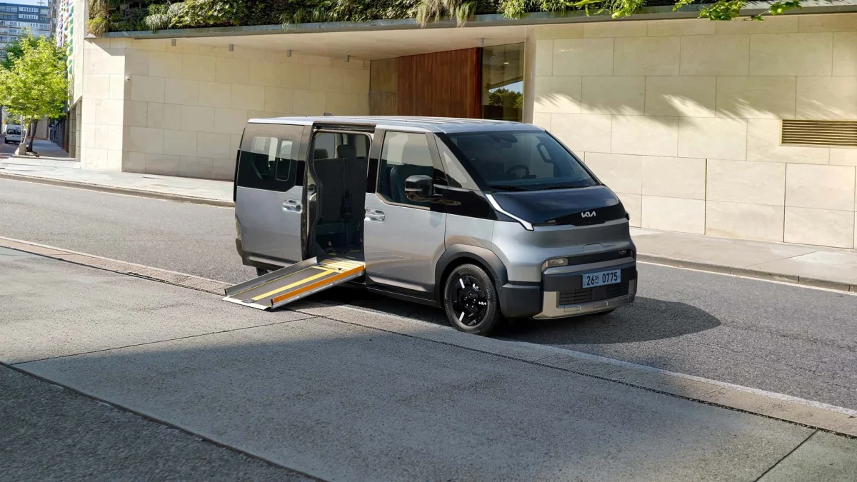 Kia lance la version à accès latéral de son PV5 WAV 