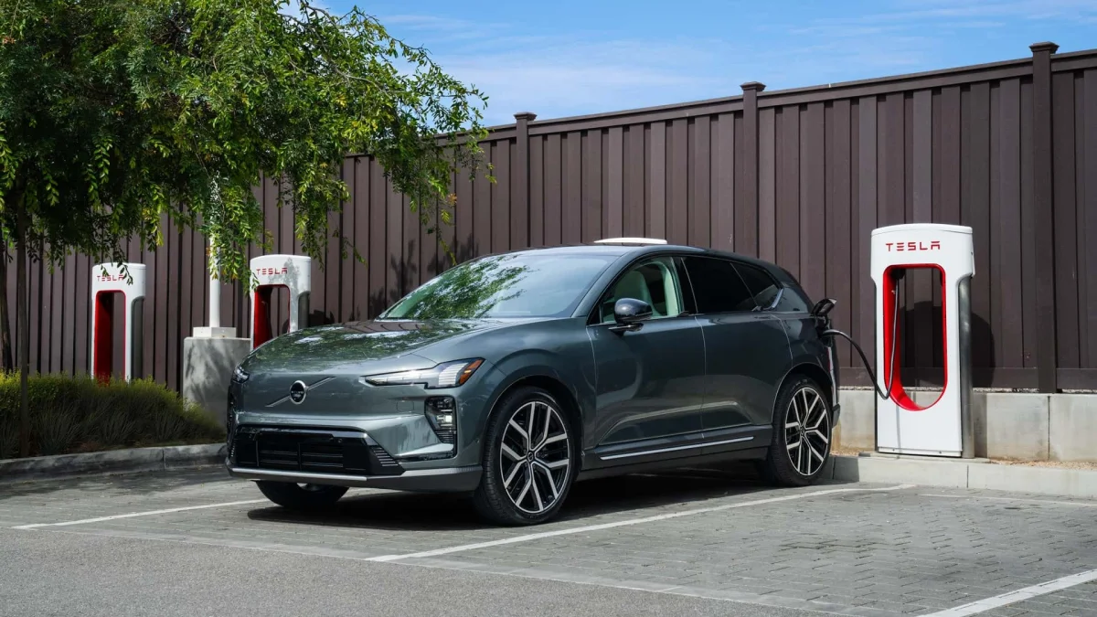 Les Volvo pourront se brancher aux Superchargeurs Tesla