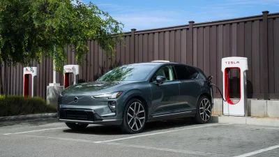 Les Volvo pourront se brancher aux Superchargeurs Tesla