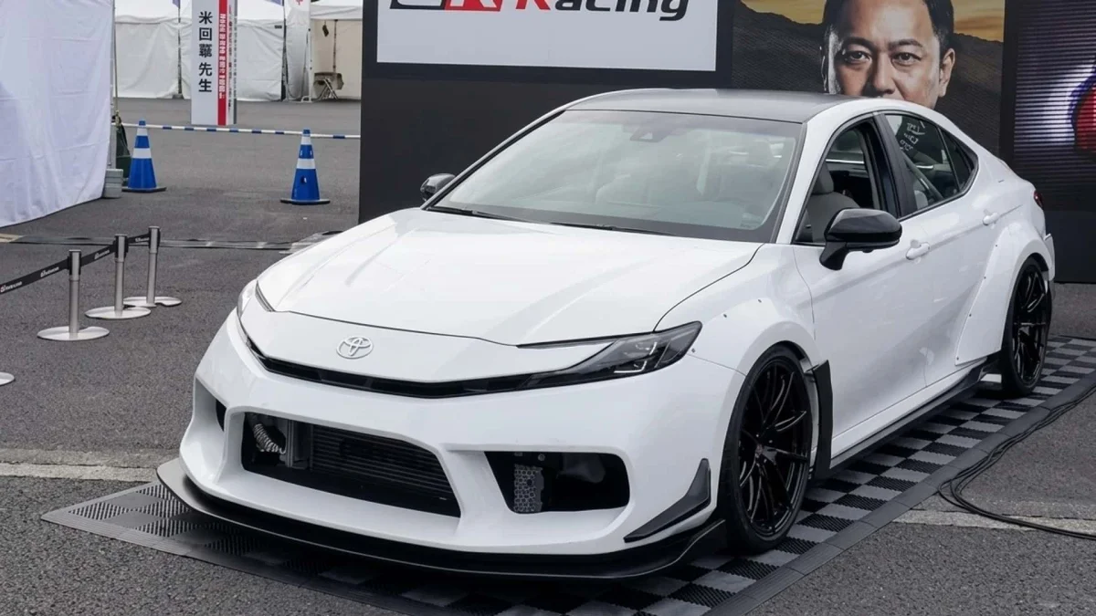 Toyota a intégré deux moteurs dans une Camry sept cylindres développant 700 chevaux
