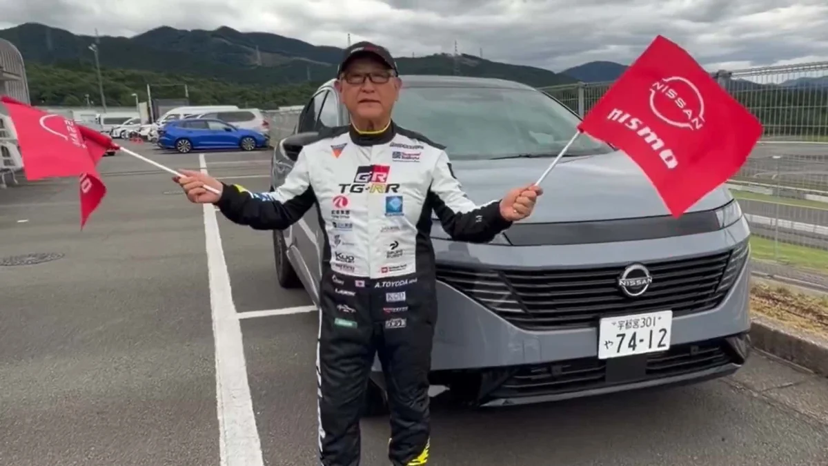 Le président de Toyota agite avec humour des drapeaux Nissan dans une vidéo virale