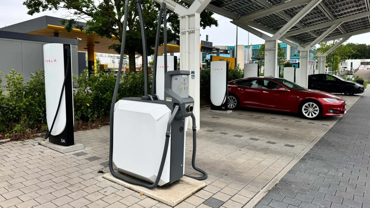 Tesla installe un aspirateur dans une station Supercharger
