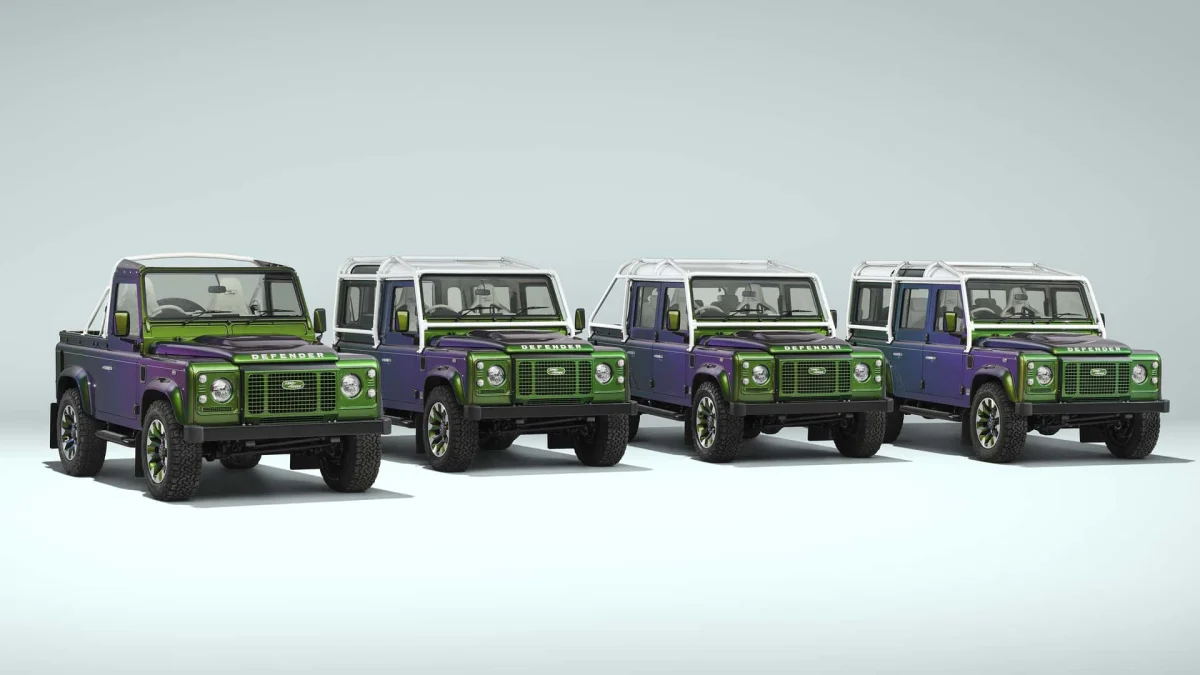 Quatre anciens Land Rover Defender V8 parés d'une teinte changeante