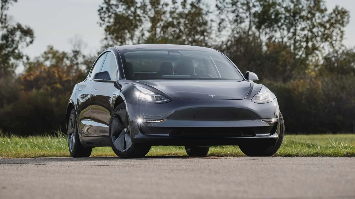 Quelles sont les décisions de la NHTSA concernant les phares Tesla de 2017 à 2023 ?