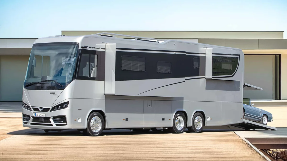 Ce camping-car coûte 2,2 millions d’euros, avec une voiture de collection à l’arrière