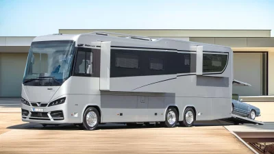 Ce camping-car coûte 2,2 millions d’euros, avec une voiture de collection à l’arrière