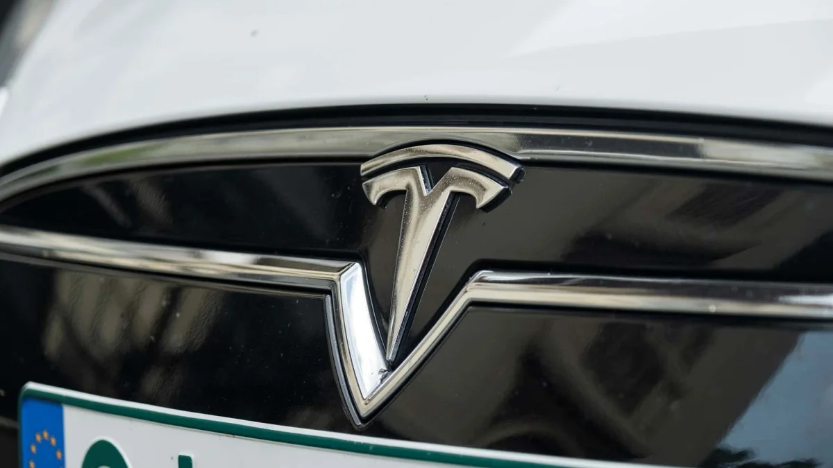 Selon une enquête, Elon Musk nuit plus à Tesla que BYD est pénalisé par ses liens avec la Chine