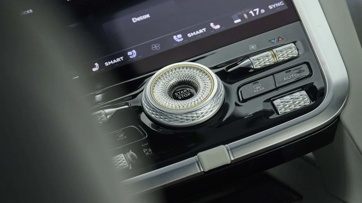 L’intérieur du nouveau SUV Bentley, avec des commandes physiques