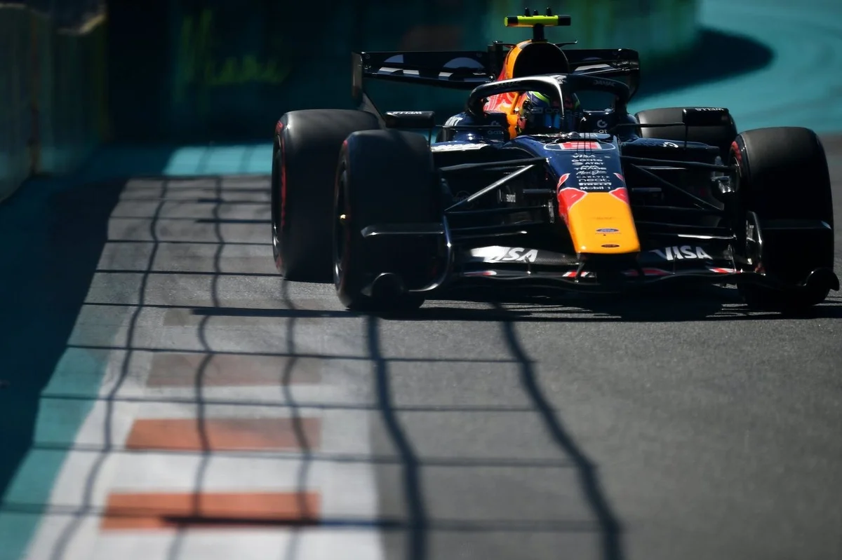 Hadjar perd gros sur Verstappen en ligne droite : "Dans les virages, je suis là"