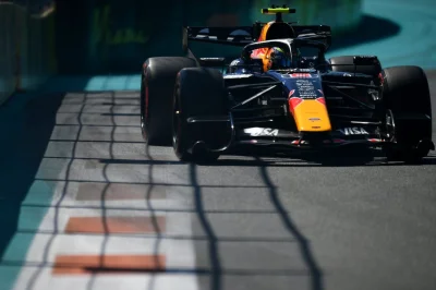 Hadjar perd gros sur Verstappen en ligne droite : "Dans les virages, je suis là"
