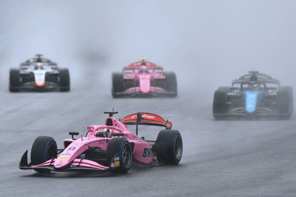 7 abandons, 4 Safety Car et 2 VSC : Mini remporte une course de F2 chaotique