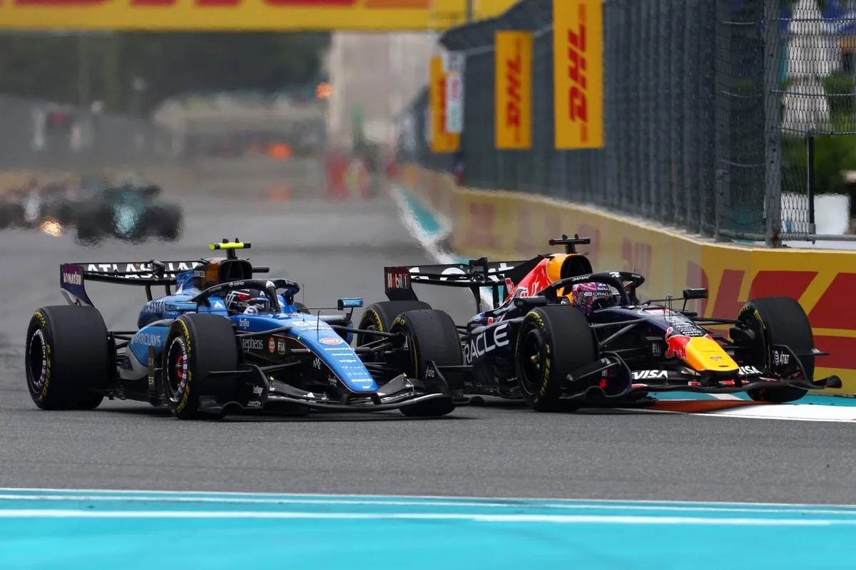 Sainz n'a pas apprécié le dépassement en mode "plongeon" de Verstappen