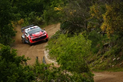 Ogier trahi par une crevaison, Neuville en tête au Rallye du Portugal !