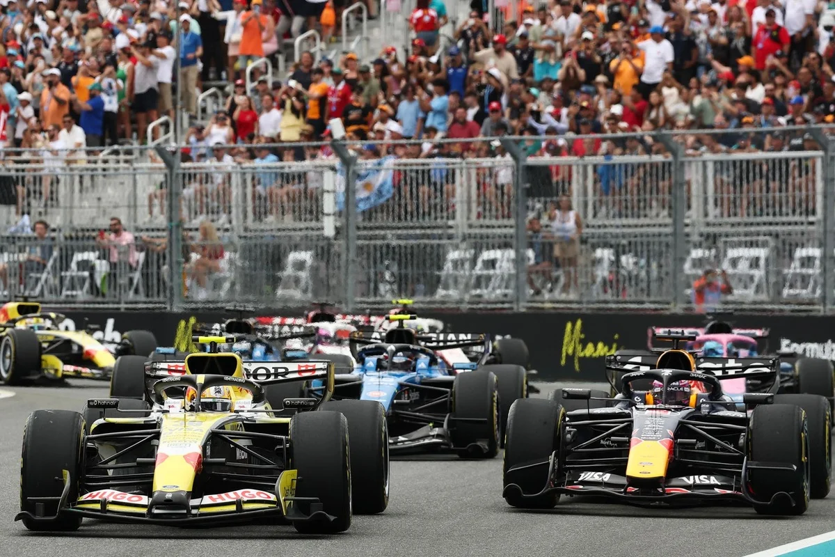 Laisser passer Verstappen était "une erreur", reconnaît Lawson