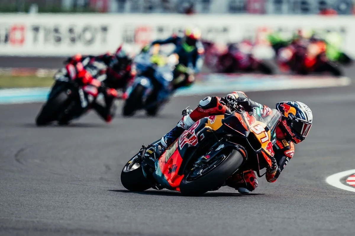En quatre virages, Acosta a compris qu'il ne suivrait pas Márquez