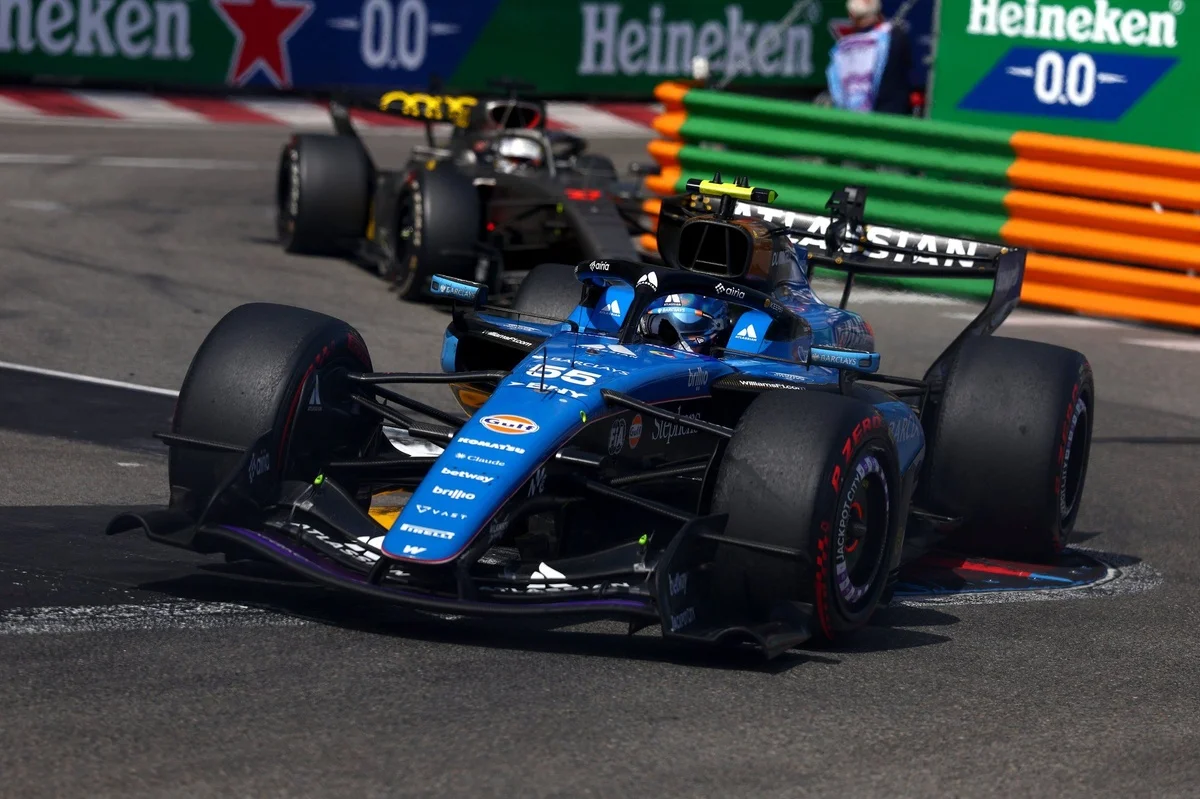 Sainz tacle Hülkenberg après l'accrochage du second départ
