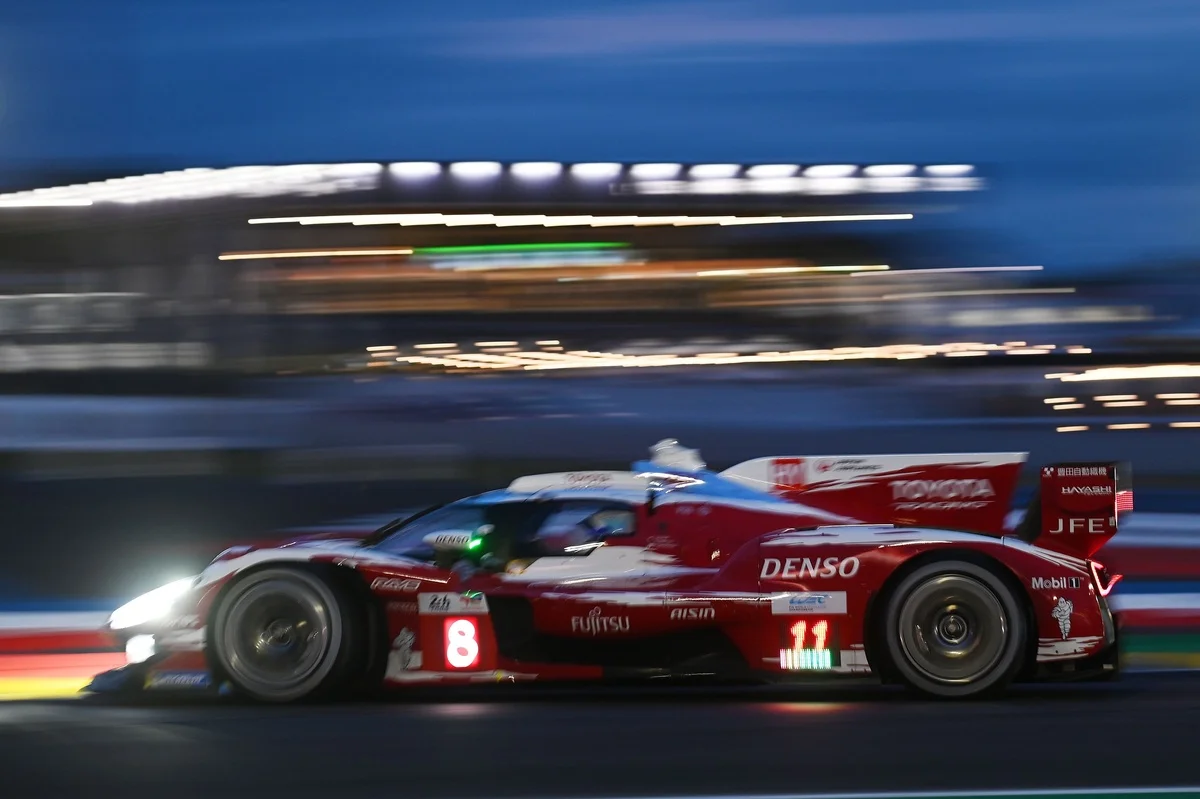 Toyota en tête des 24H du Mans, la voiture de sécurité intervient !