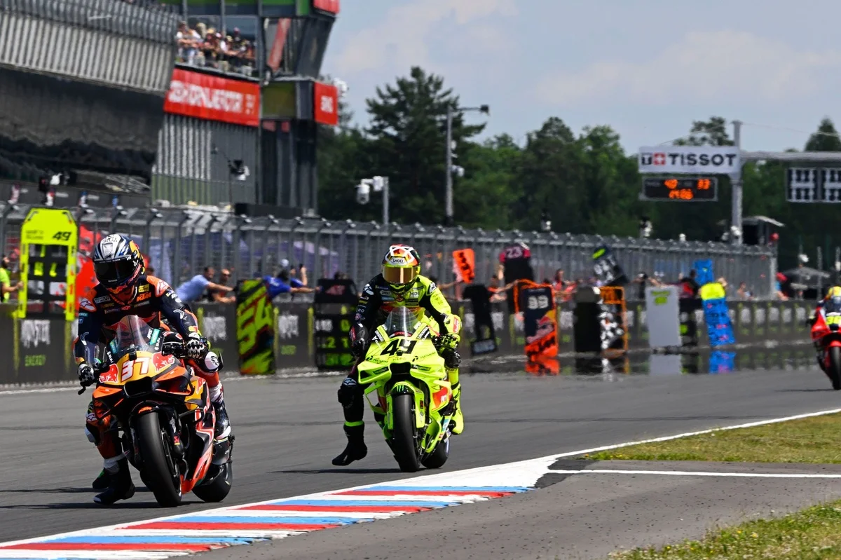 La course étrange d'Acosta, entre pilotes laissés passés et souci technique