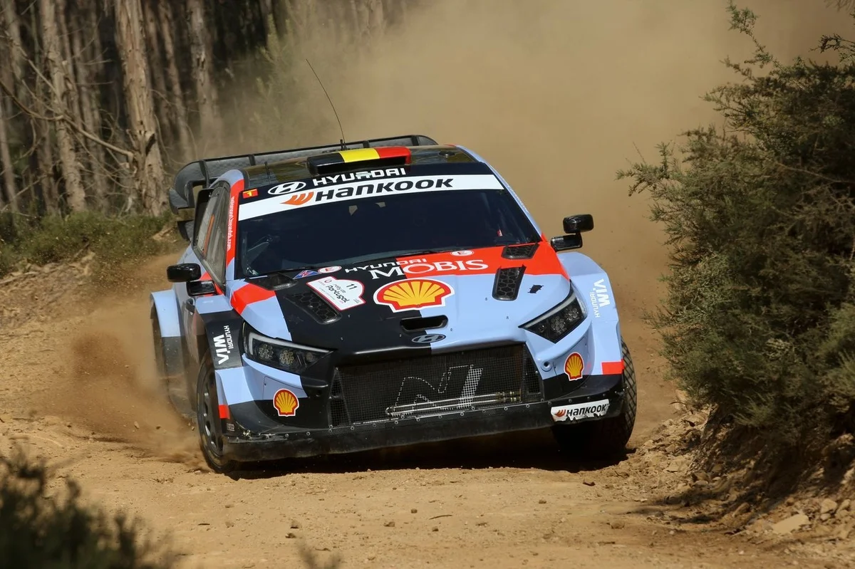 Neuville profite d'une crevaison de Fourmaux au Rallye de l'Acropole