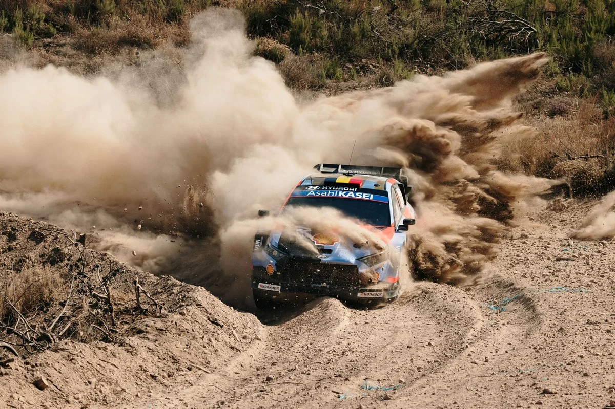 Neuville garde la tête du Rallye de l'Acropole, les pneus énervent