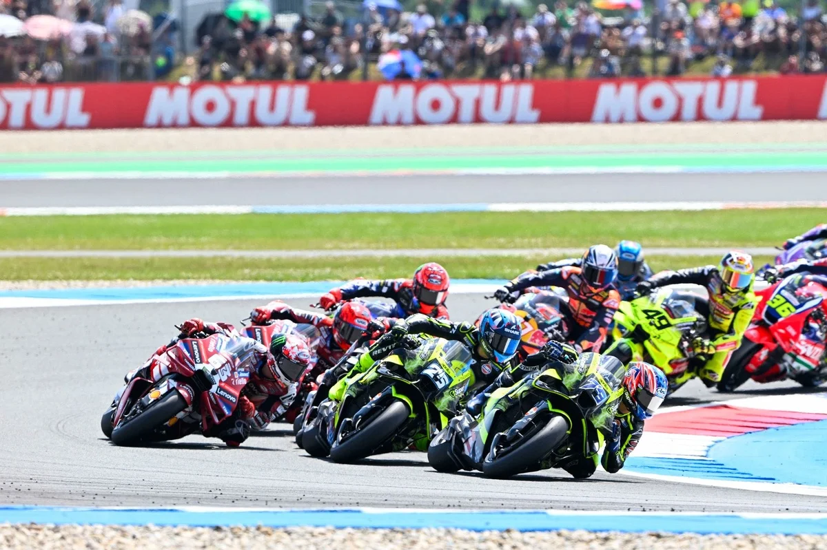 Huit pilotes en 63 points : le championnat se resserre avant la mi-saison