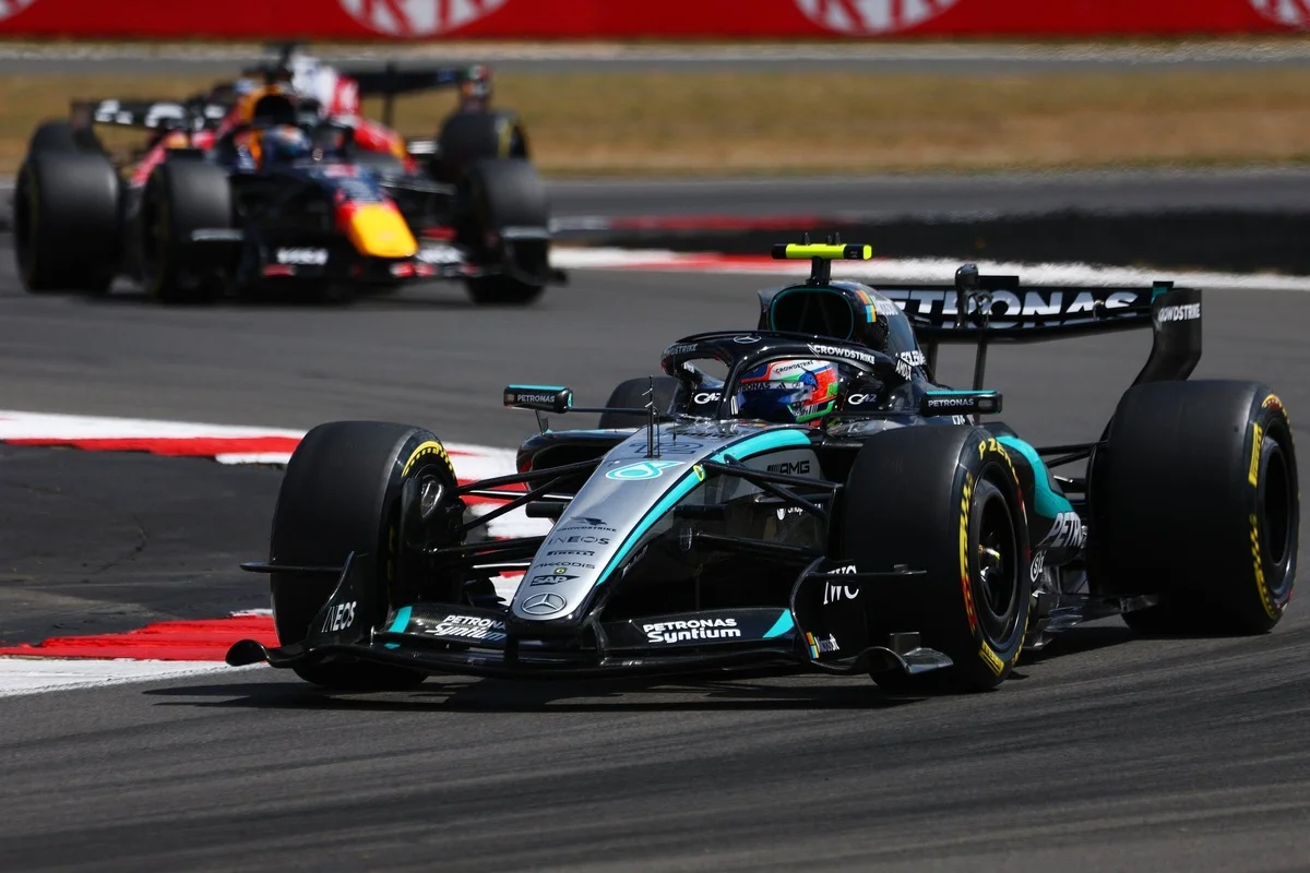Kimi Antonelli domine Lewis Hamilton dans son jardin à Silverstone !