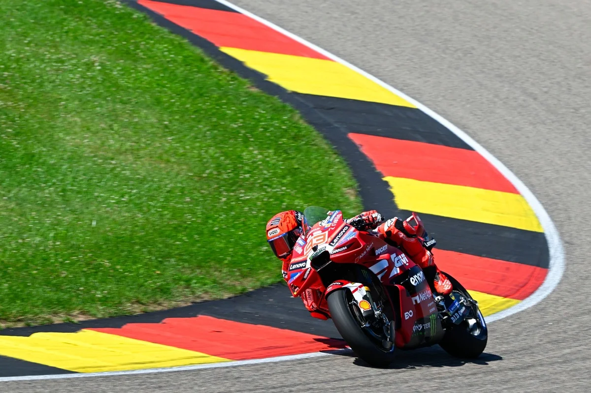 Márquez est bien au rendez-vous : il signe la pole et le record de la piste !