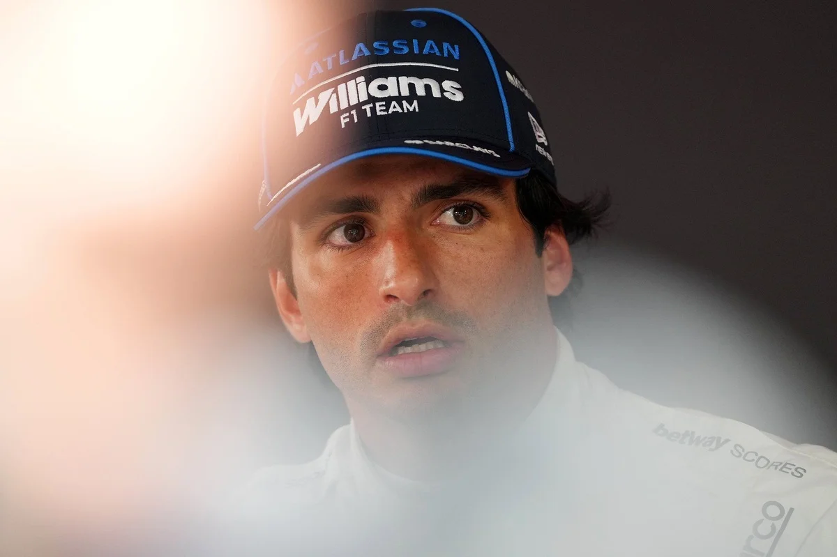 "Comment a-t-on pu accepter ça ?" : Sainz tacle encore la F1 2026