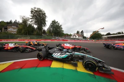 Hamilton conteste sa pénalité après son accrochage avec Russell