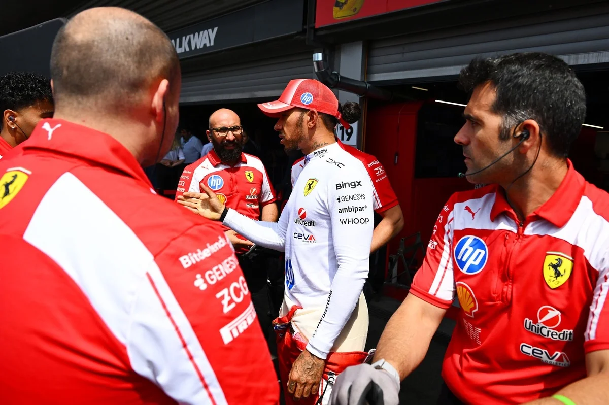 Hamilton renverse un mécanicien Ferrari : le verdict des commissaires