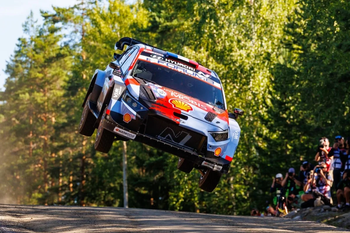 Fourmaux remporte la Super Speciale d'ouverture en Finlande