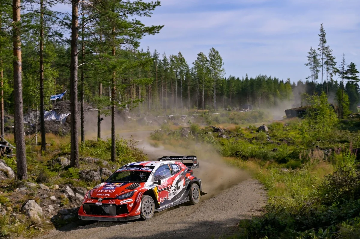 Ogier garde les commandes, Evans revient puis perd tout dans un tonneau !