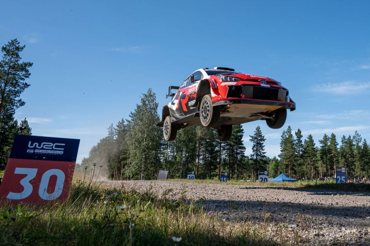 Ogier cède les commandes à Pajari, Fourmaux en lice pour le podium