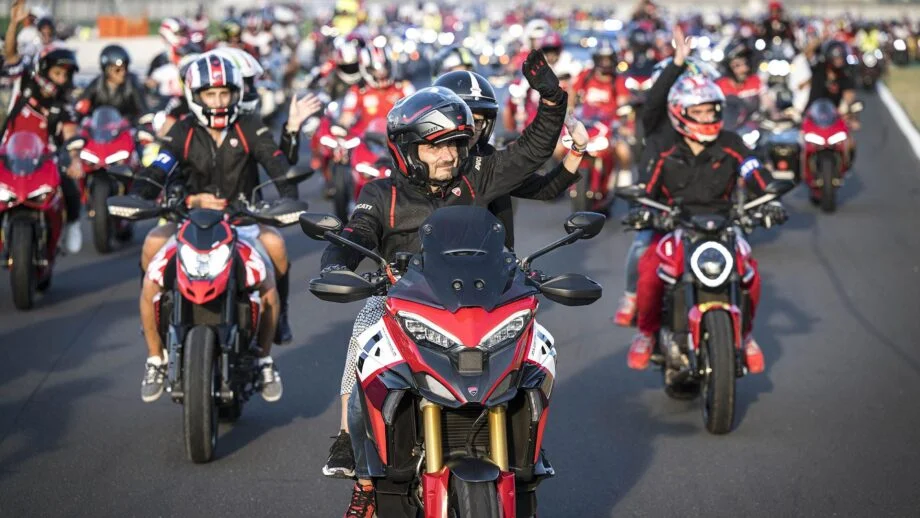 Street – “Une religion rouge ?” : Ducati organise sa propre “messe mondiale” pour ses 100 ans