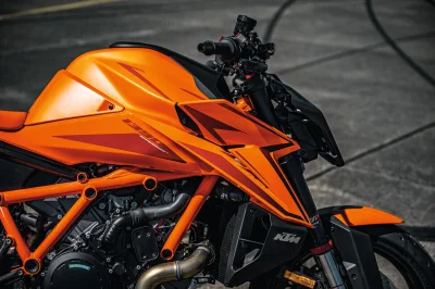Street – KTM, le pillage : ses ingénieurs s’envolent, CFMOTO et BMW se régalent, et ça peut tout changer dans l’industrie moto